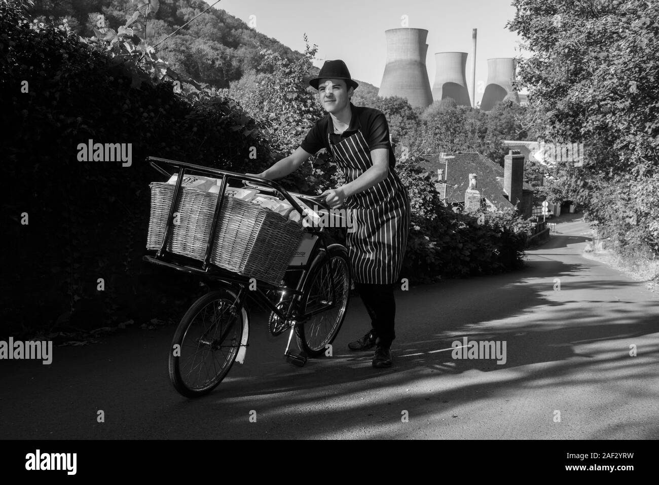 Charlie Eley Drücken der Familie Metzger bike, die Hügel von Ironbridge mit der Kühltürme in der Ferne. Bild von David Bagnall, Stockfoto