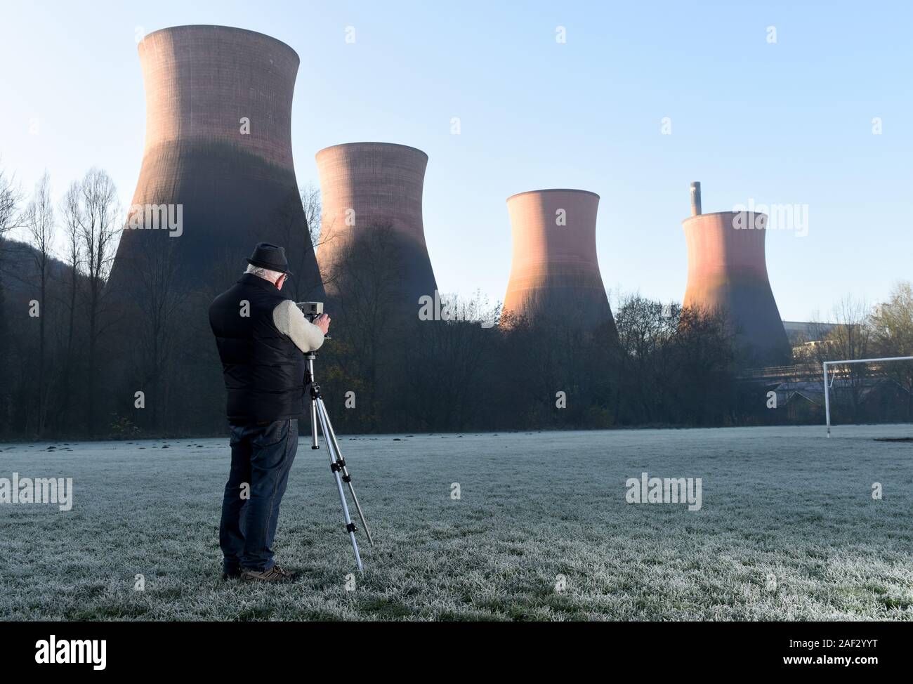 Landschaft Fotografen mit großformatigen Linhof Kamera auf einem Stativ. Bild von David Bagnall, Stockfoto