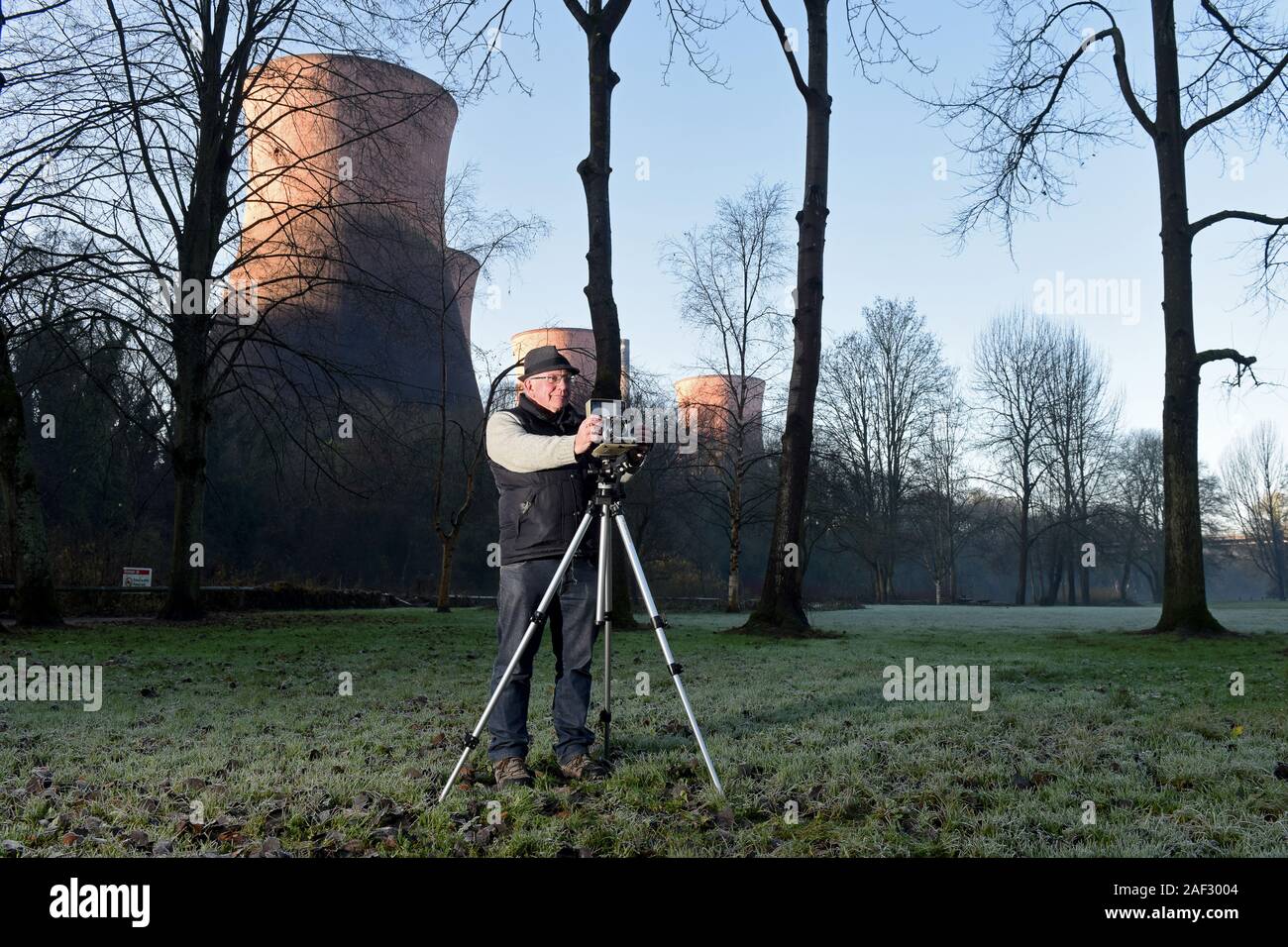 Landschaft Fotografen mit großformatigen Linhof Kamera auf einem Stativ. Bild von David Bagnall, Stockfoto