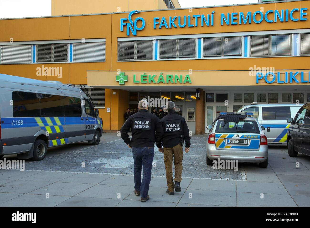 Polizisten bewachen außerhalb der Ostrava Lehre Krankenhaus nach einer Schiesserei in Ostrava, Tschechische Republik, Dienstag, 10.12.2019. Polizei und "officia" untereinander Stockfoto