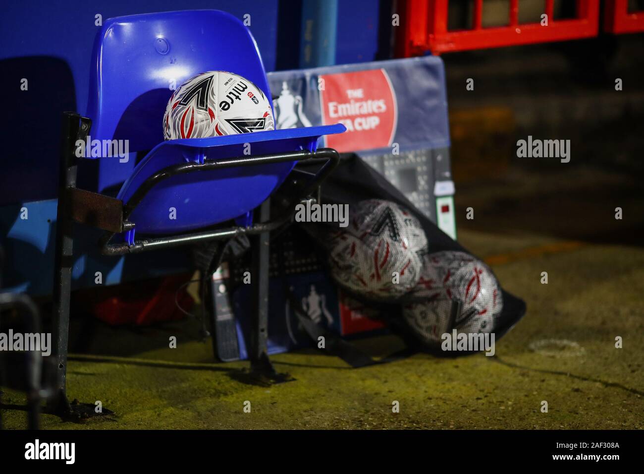 Mitre Delta Max, offizielle Emirate FA Cup match Kugeln und Schiedsrichter der Marke elektronische Tafel Nummer - Ipswich Town v Coventry City, der Emirates FA Cup in die zweite Runde replay, Portman Road, Ipswich, Großbritannien - 10 Dezember 2019 Editorial nur verwenden - DataCo Einschränkungen Stockfoto