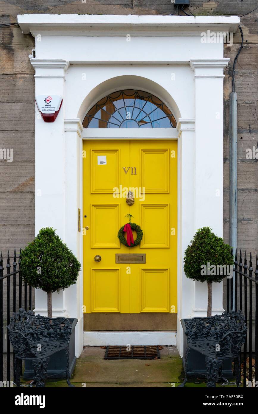 Weihnachtskranz an der Haustür in Edinburghs Neustadt, Schottland, Großbritannien Stockfoto