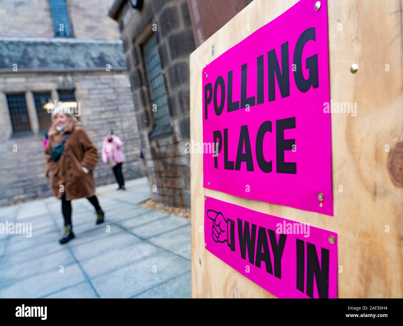 Zeichen außerhalb Wahllokal in Edinburgh, Schottland während der allgemeinen Wahlen am Wahltag am 12 Dez 2019, Großbritannien Stockfoto