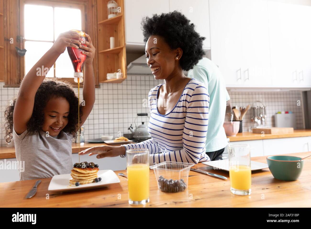 Familie verbringen Zeit in Ihrem Haus Stockfoto