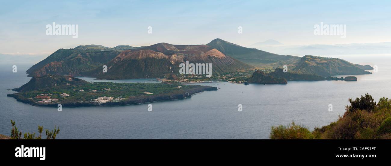 Panoramablick auf sulfurus Vulcano äolischen Inseln, Italien Stockfoto