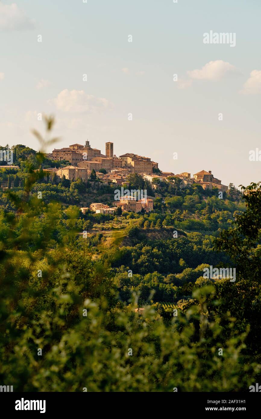 Einen entfernten Blick auf die grünen Sommer Landschaft der toskanischen Landschaft der Hügel mittelalterlichen Renaissance Stadt Montepulciano Ferienhaus Toskana Italien EU Stockfoto