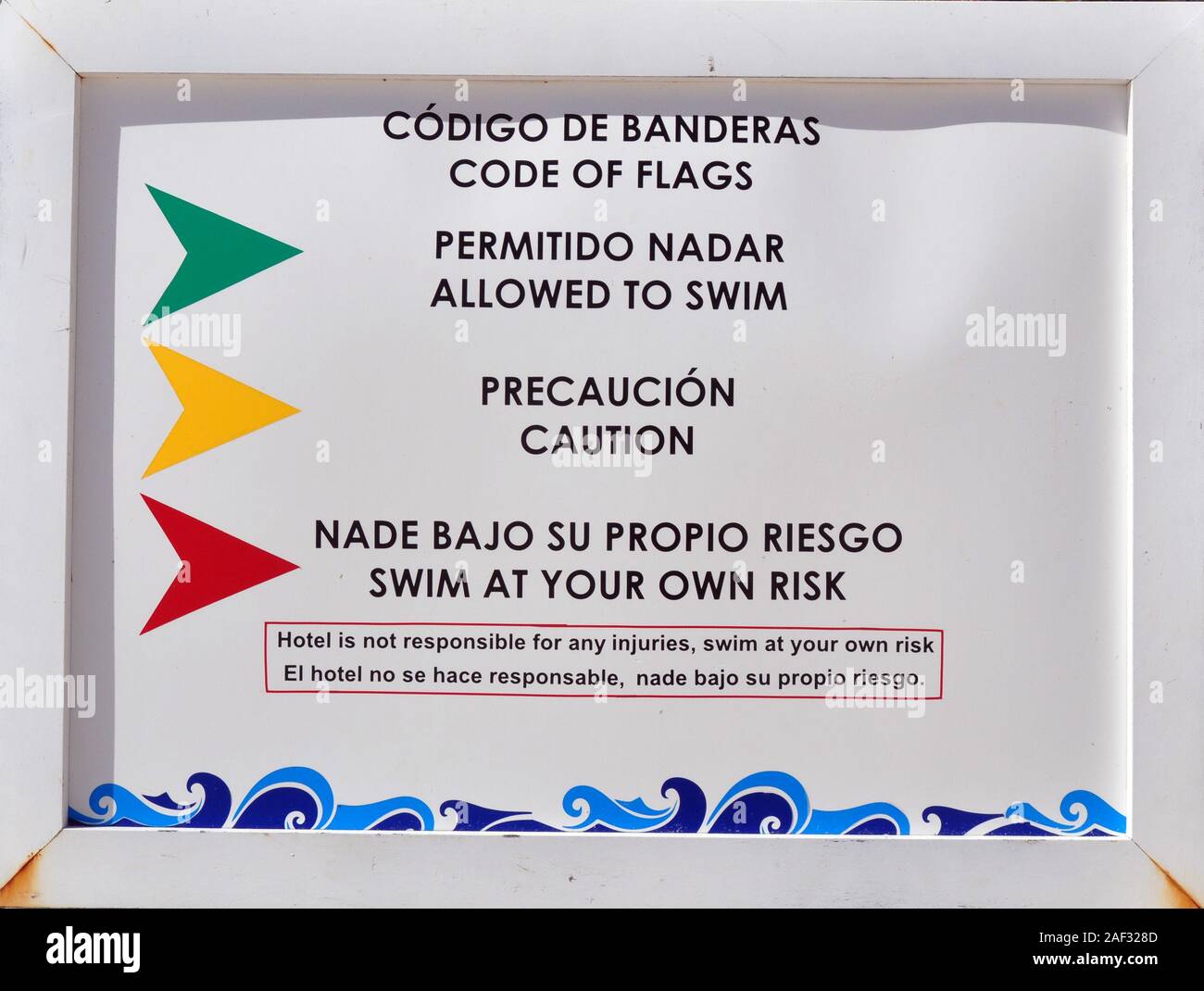 Ein Code, der von Flaggen Zeichen für wenn Sie Schwimmen erlaubt sind. Es ist auch in spanischer Sprache erläutert. Stockfoto