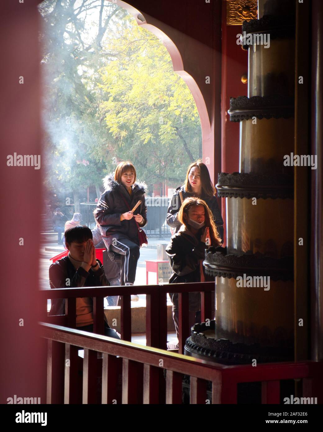 Gebete in den Buddhistischen Tempel Yonghe Lamaserie, auch als Tempel des Lama, Peking bekannt Stockfoto