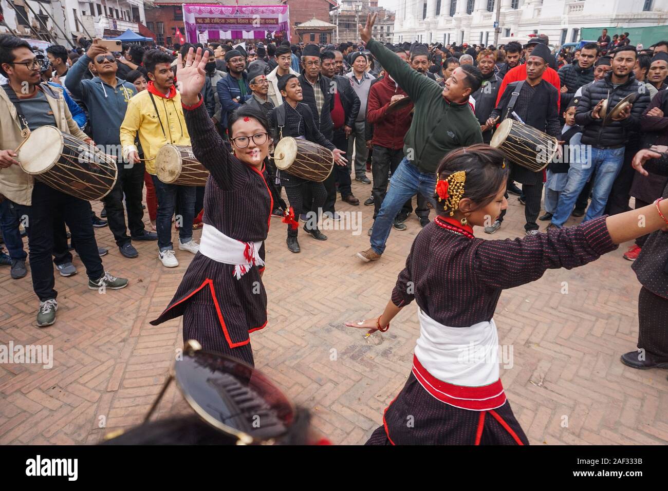 Frauen aus Newar Gemeinschaft in traditionellen Trachten Tanz während des Festivals gekleidet. Yomari Punhi ist ein newari Festival markiert das Ende der Reisernte. Es findet im November/Dezember Während der Vollmond Tag der Thinl?, im zweiten Monat im Lunar Nepal Ära Kalender. Stockfoto