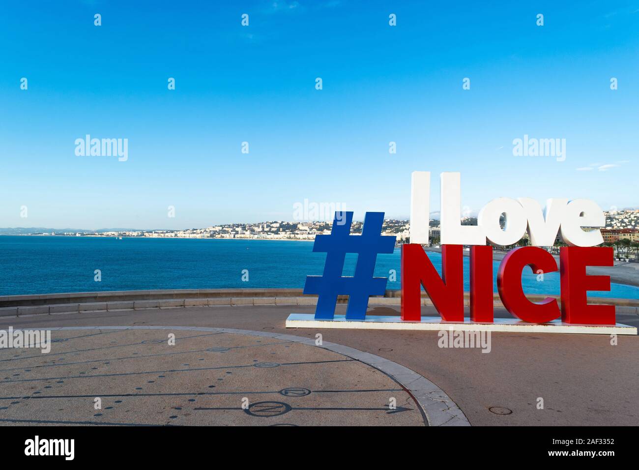 Nizza Frankreich 7 Dec 2019 Hashtag Ich liebe schöne Schild mit dem Blick auf Englisch Promenade in Nizza Stadt Kosten bei der klaren Tag Stockfoto