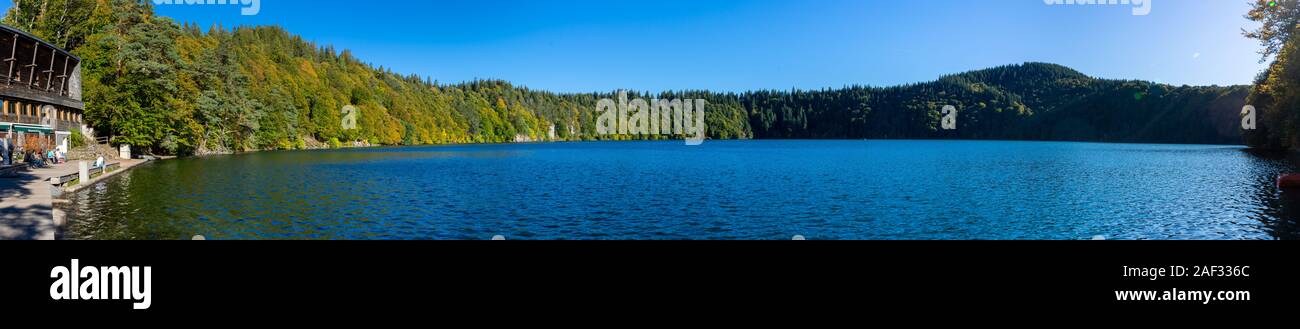 Panoramablick auf See Pavin in der Auvergne, Puy-de-Dome, Frankreich Stockfoto