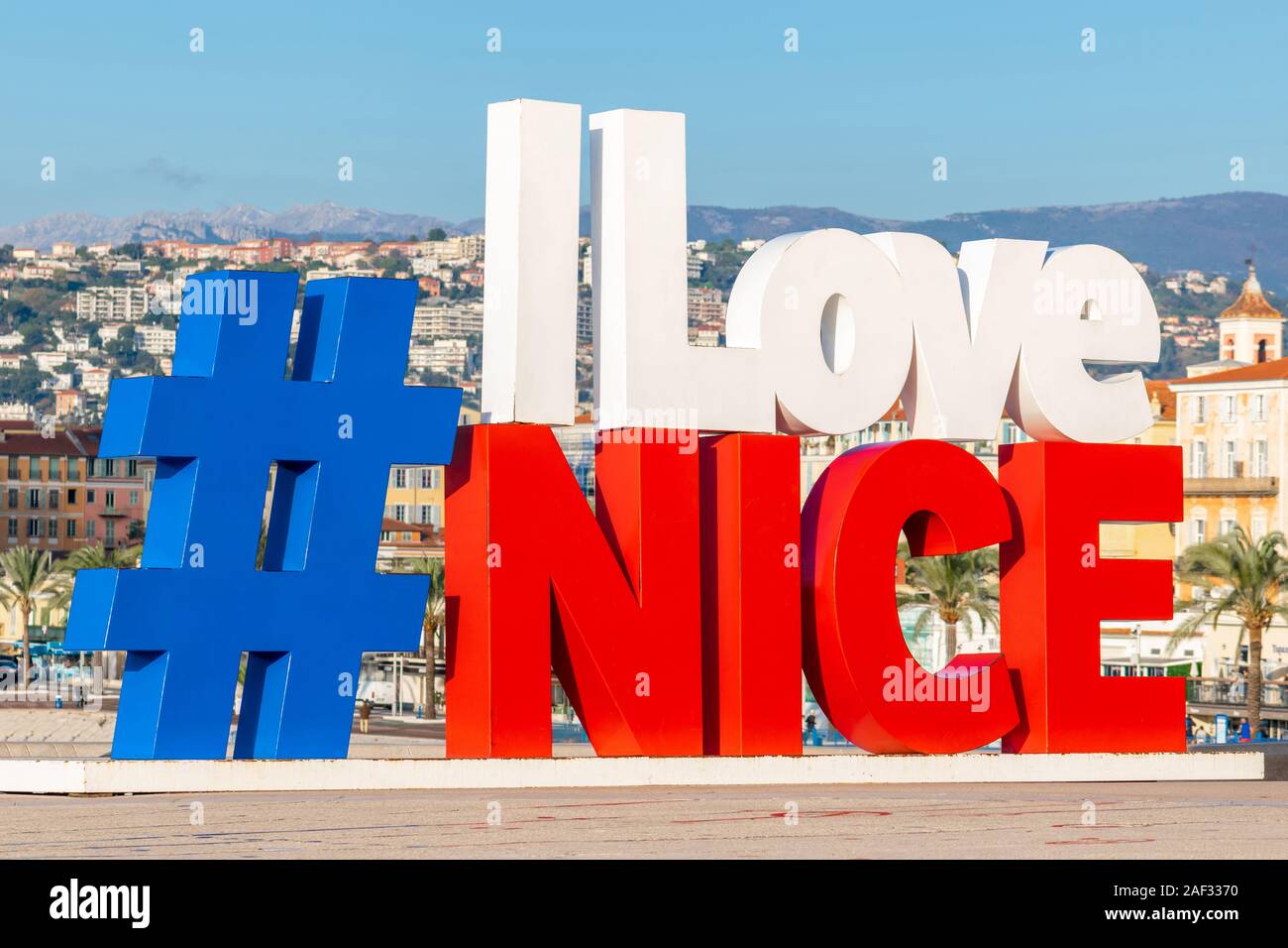 Nizza Frankreich 7 Dec 2019 Hashtag Ich liebe schöne Schild mit dem Blick auf Englisch Promenade in Nizza Stadt Kosten bei der klaren Tag Stockfoto