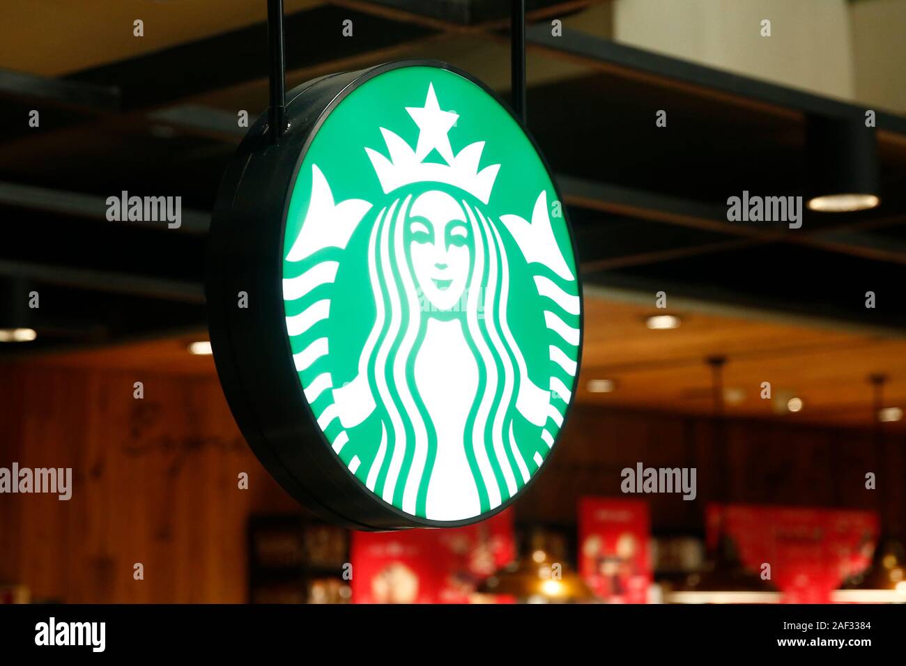 Starbucks Kaffee restaurant logo am Flughafen Lissabon Portela gesehen. Stockfoto