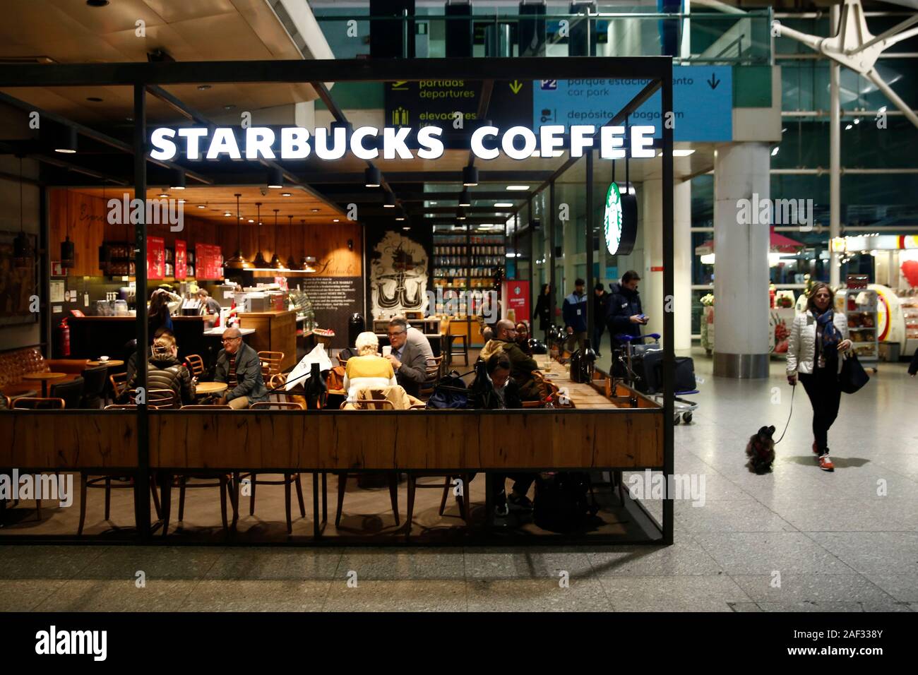 Starbucks Kaffee restaurant logo am Flughafen Lissabon Portela gesehen. Stockfoto