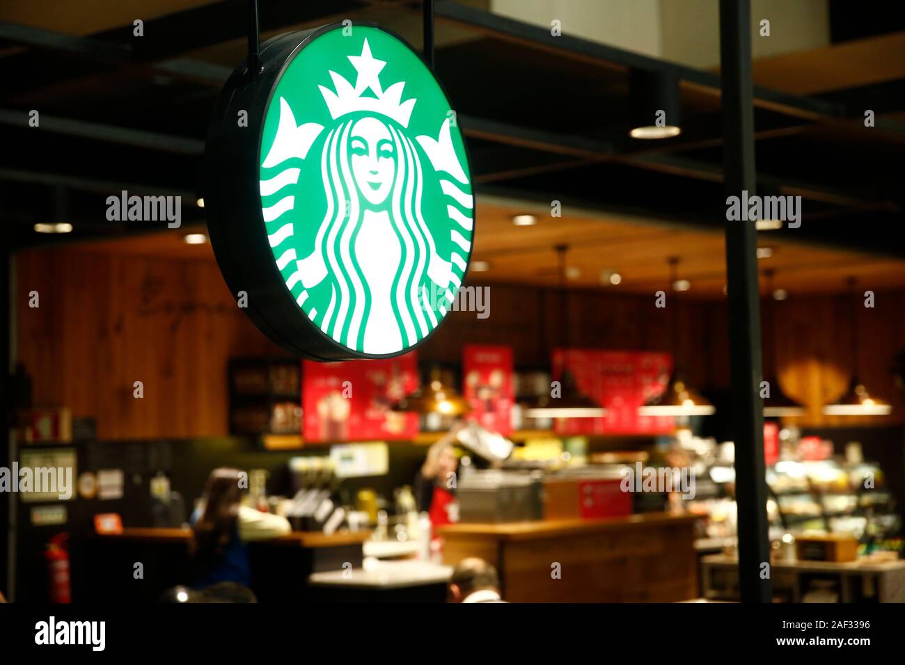 Starbucks Kaffee restaurant logo am Flughafen Lissabon Portela gesehen. Stockfoto