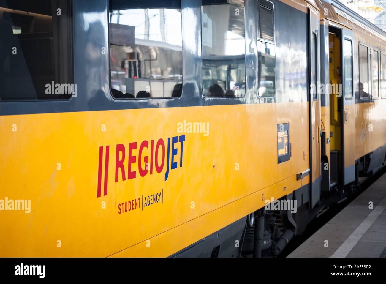 Wien, ÖSTERREICH - NOVEMBER 6, 2019: Regiojet Logo auf Pkw von Zug des Unternehmens. Teil der Student Agency, Regiojet ist eine Tschechische priv Stockfoto