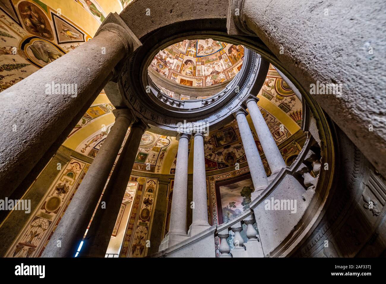 Die Treppe Scala Regia in der Villa Farnese, auch als Villa Caprarola, eine massive Renaissance Gebäude bekannt Stockfoto Die Treppe Scala Regia in der Villa Farnese, auch als Villa Caprarola, eine massive Renaissance Gebäude bekannt Stockfoto