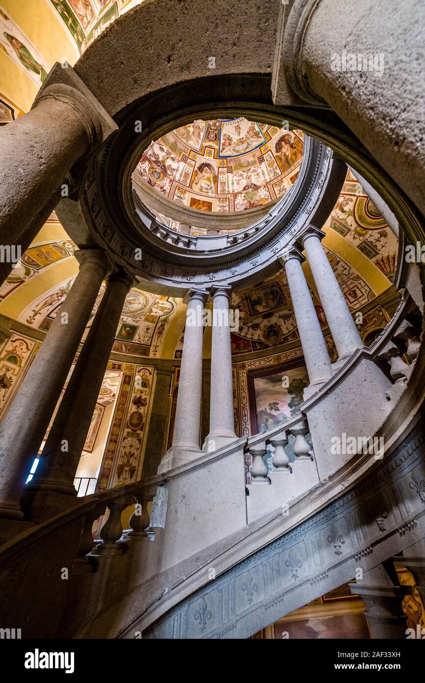 Die Treppe Scala Regia in der Villa Farnese, auch als Villa Caprarola, eine massive Renaissance Gebäude bekannt Stockfoto Die Treppe Scala Regia in der Villa Farnese, auch als Villa Caprarola, eine massive Renaissance Gebäude bekannt Stockfoto