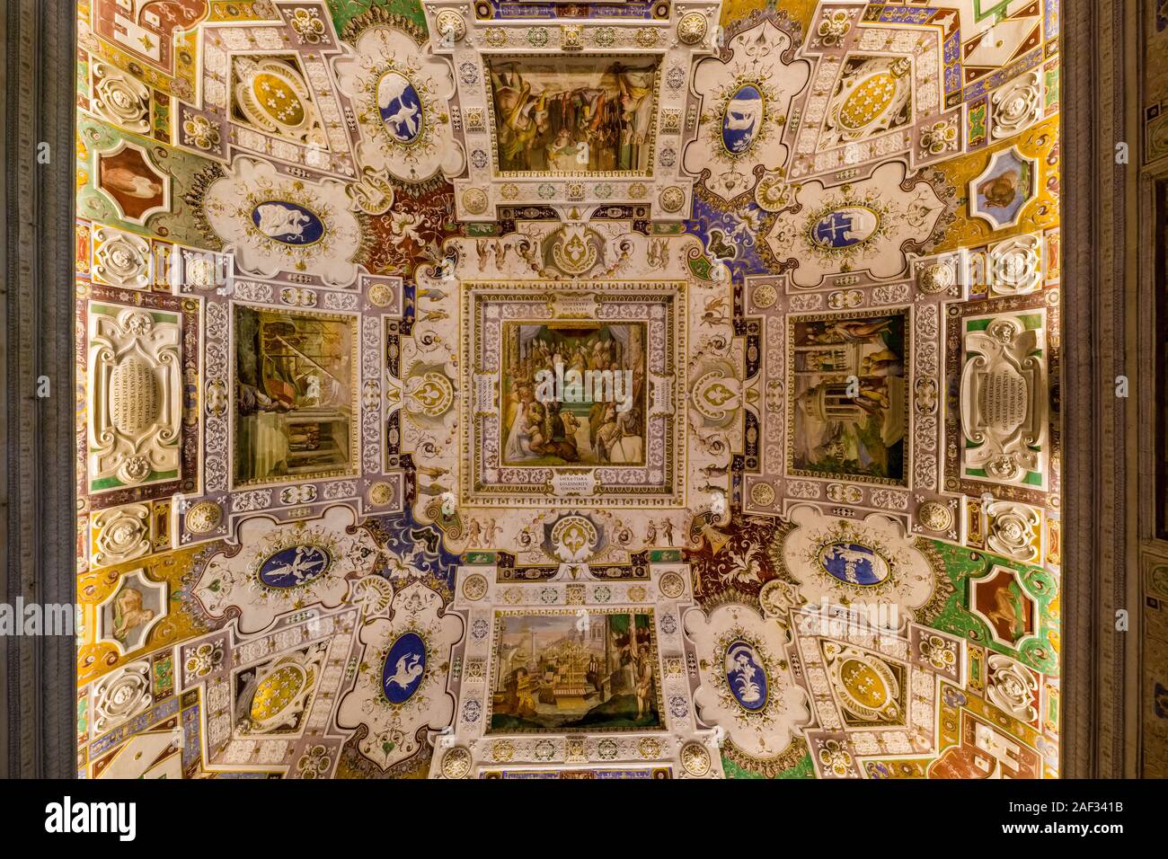 Schöne Gemälde an der Decke in der Villa Farnese, auch als Villa Caprarola, eine massive Renaissance Gebäude bekannt Stockfoto Schöne Gemälde an der Decke in der Villa Farnese, auch als Villa Caprarola, eine massive Renaissance Gebäude bekannt Stockfoto