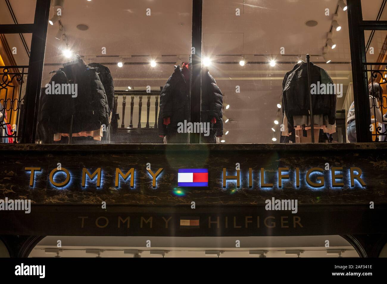 Wien, ÖSTERREICH - NOVEMBER 6, 2019: Tommy Hilfiger Logo auf Ihren lokalen Boutique in Wien. Tommy Hilfiger ist ein Fashion Designer und Hersteller spead Stockfoto