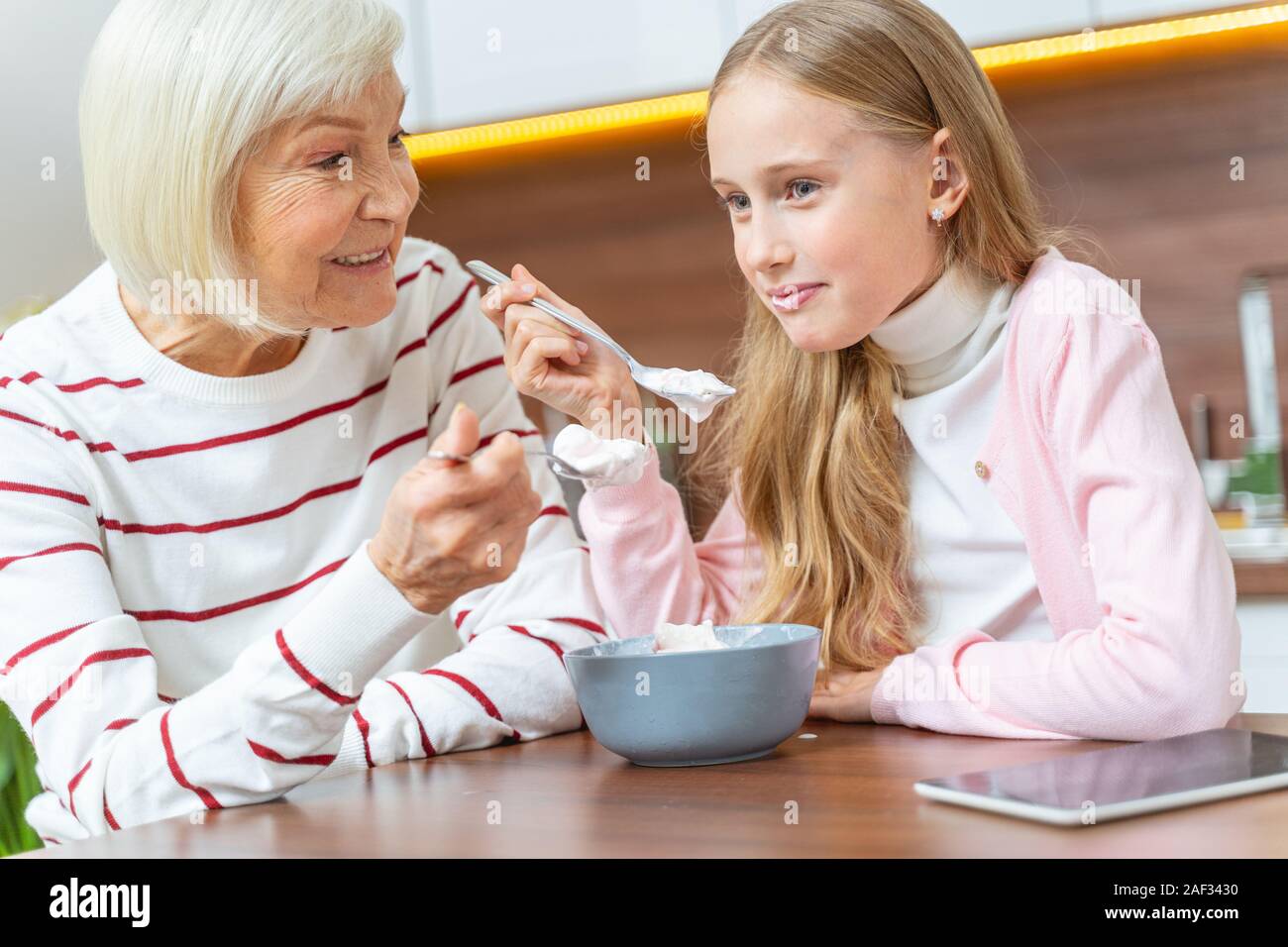 Frau und ein Kind Essen leckeres Eis Stockfoto