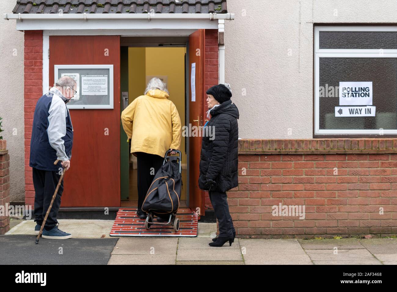 Southend On Sea, Essex, Großbritannien. Die southend West Wahlkreis umfasst die Städte von Westcliff und Leigh, mit der die Wahllokale öffnen für die Wähler. Menschen, Westcliff freien Kirche Wahllokal Stockfoto