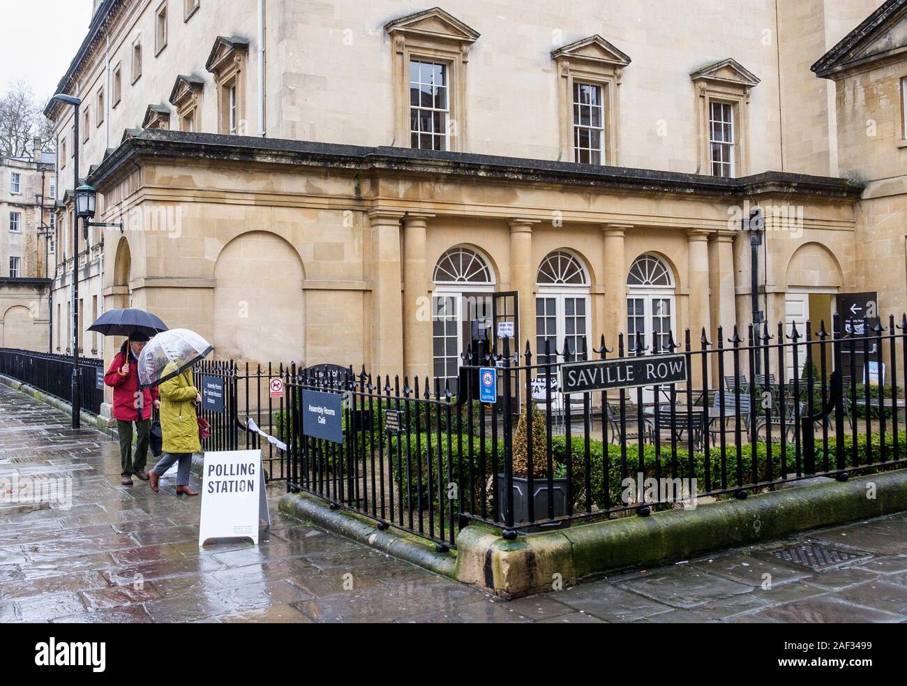 Badewanne, Somerset, UK. 12 Dez, 2019. Wähler trotzen dem Regen und gehen in die 2019 Bundestagswahl zur Abstimmung sind dargestellt in einem Wahllokal, die in der Assembly Rooms, einem Gebäude aus dem 18. Jahrhundert im Zentrum von Bath eingestellt wurde. Credit: Lynchpics/Alamy leben Nachrichten Stockfoto