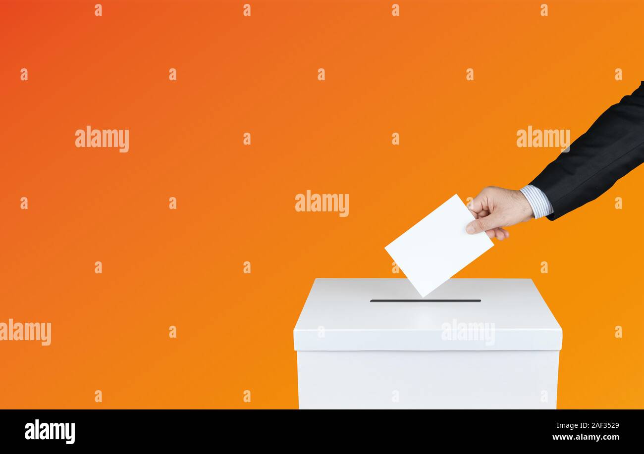 Hand einer Person Verwenden Sie eine Stimme in die Wahlurne bei Wahlen. Mit orangefarbenem Hintergrund Stockfoto