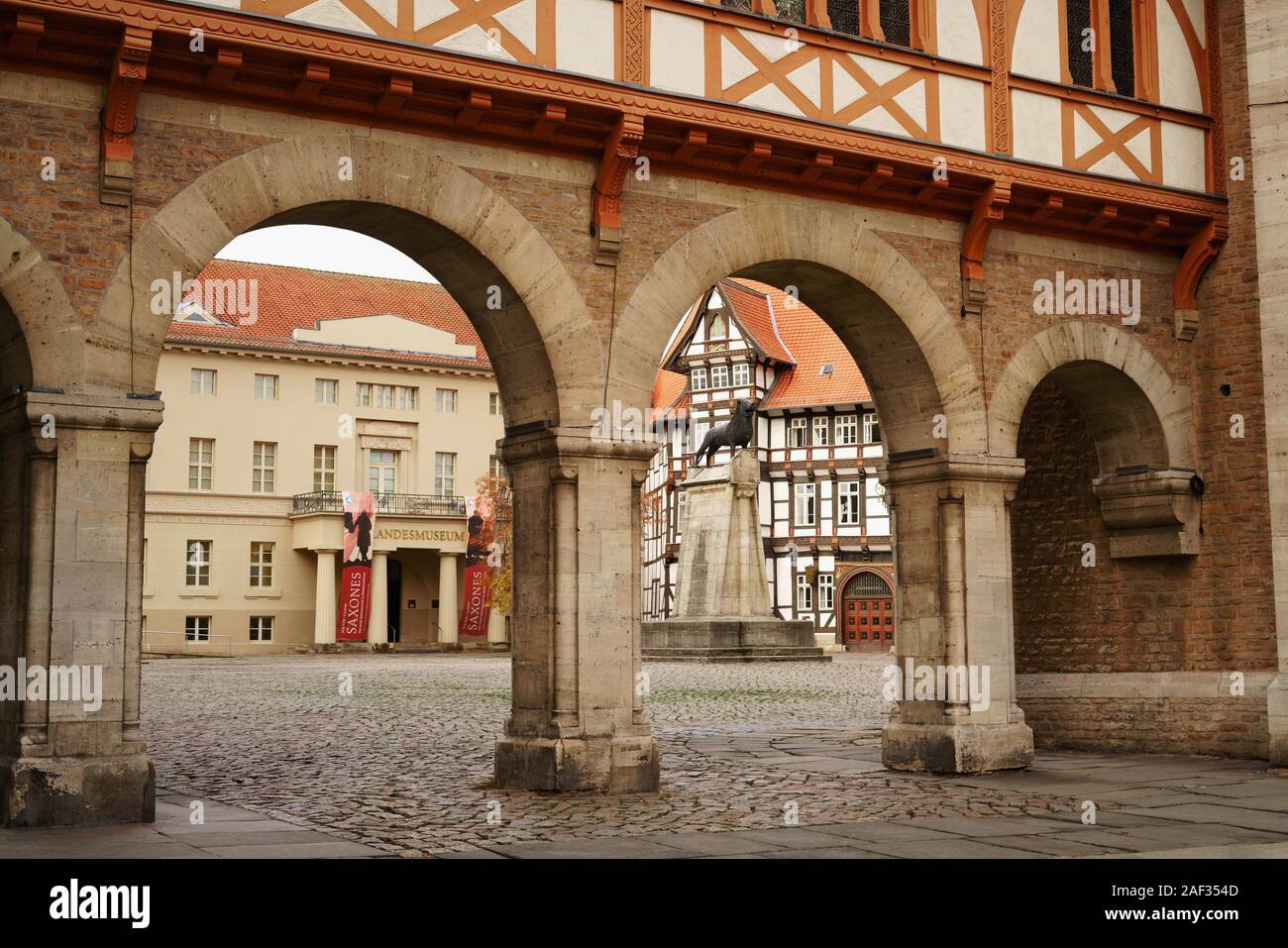 Historische Fachwerkhäuser in der Altstadt von Braunschweig, Niedersachsen, Deutschland. Schlossplatz mit Brunswick Lion Statue und Gildenhaus. Stockfoto