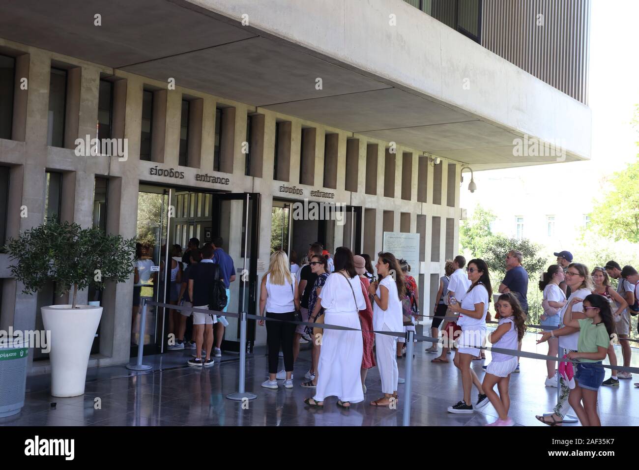 Athen, Griechenland - 21. Juli 2019: Der Eingang zum neuen Akropolis-Museum mit Touristen bis zum Ticket Office gefüttert Stockfoto