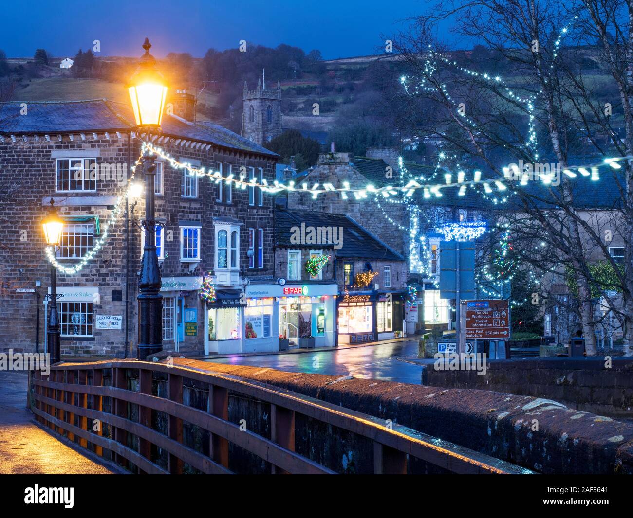 Lichterketten auf der Brücke und die Hohe Straße an Pateley Bridge an Weihnachten Nidderdale AONB North Yorkshire England Stockfoto