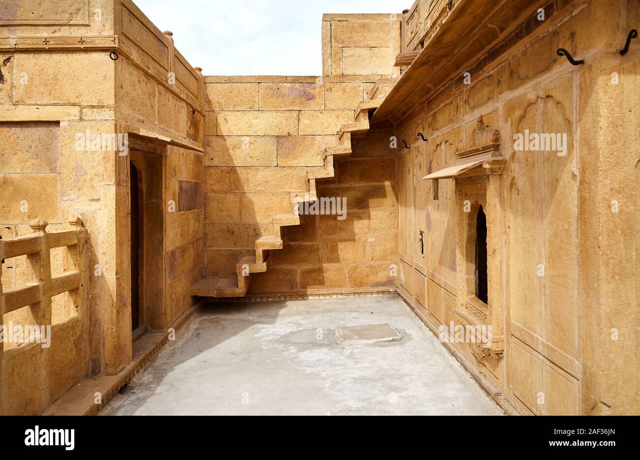 Architektur der alten Haveli mit Treppen und Türen im City Palace Museum in Jaisalmer, Rajasthan, Indien Stockfoto