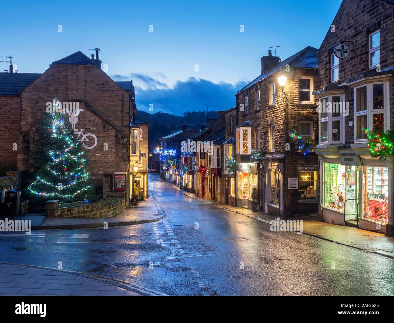 Weihnachtsbaum und die Hohe Straße an Pateley Bridge an Weihnachten Nidderdale AONB North Yorkshire England Stockfoto