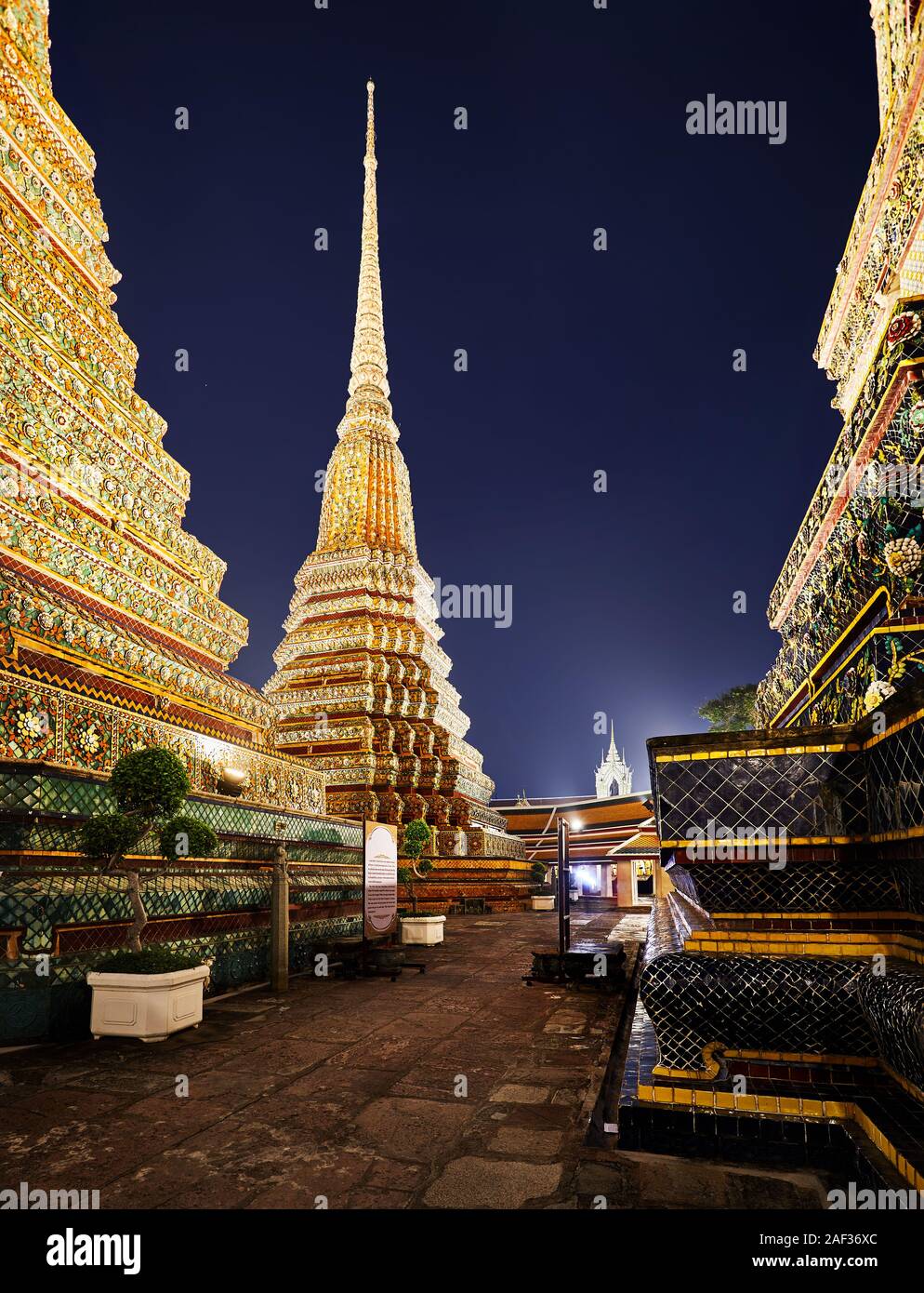 Buddhistischen Tempel Wat Pho mit goldenen Chedi in Bangkok bei Nacht Himmel in Thailand. Wahrzeichen und Sehenswürdigkeiten der Stadt. Stockfoto