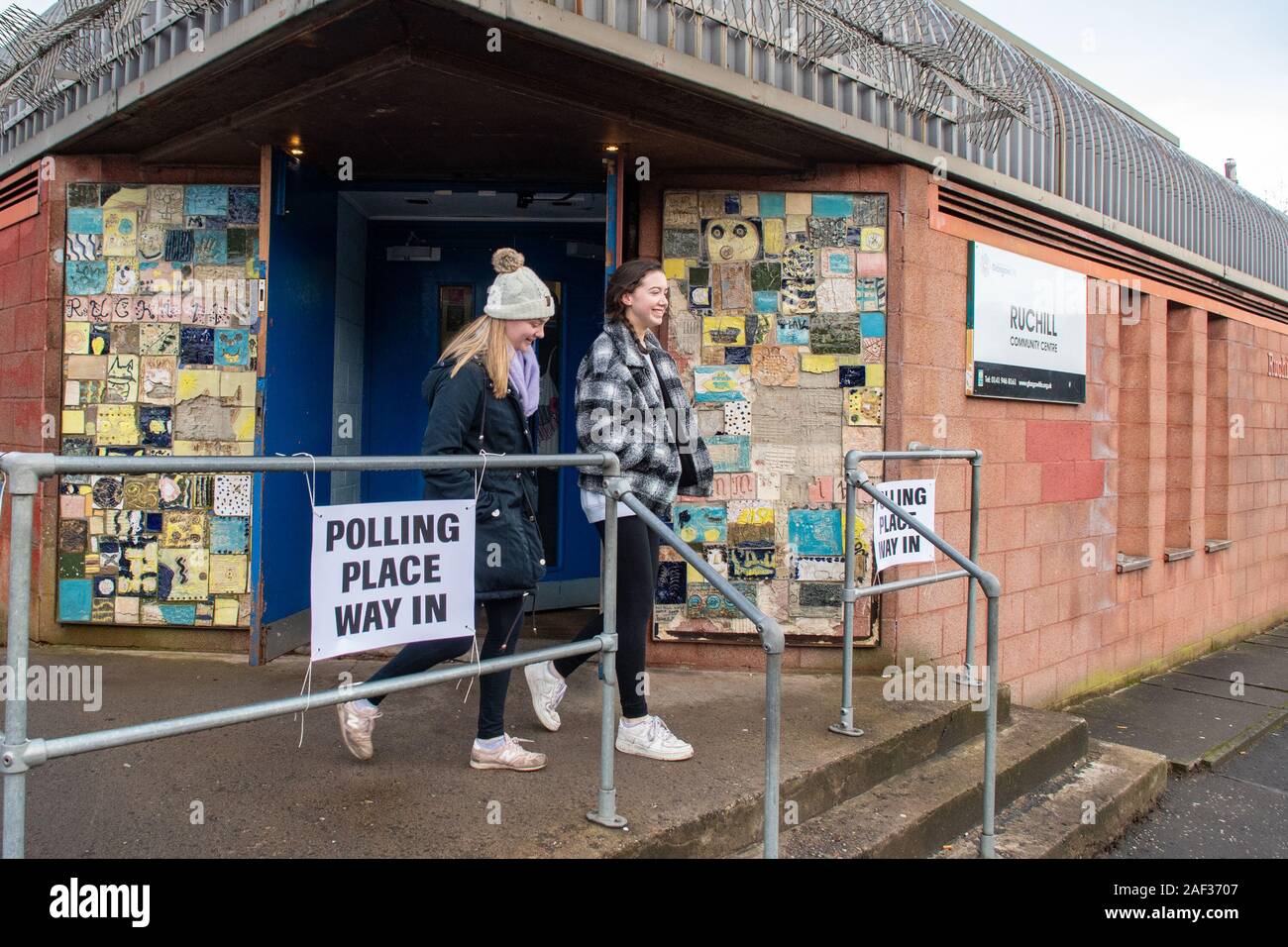 Ruchill, Glasgow, Schottland, Großbritannien - 12 Dezember 2019: britischen Wahlen - junge Wähler verlassen Wahllokal an Ruchill Community Education Center nach der Abstimmung im Wahlkreis Glasgow North, Schottland Stockfoto