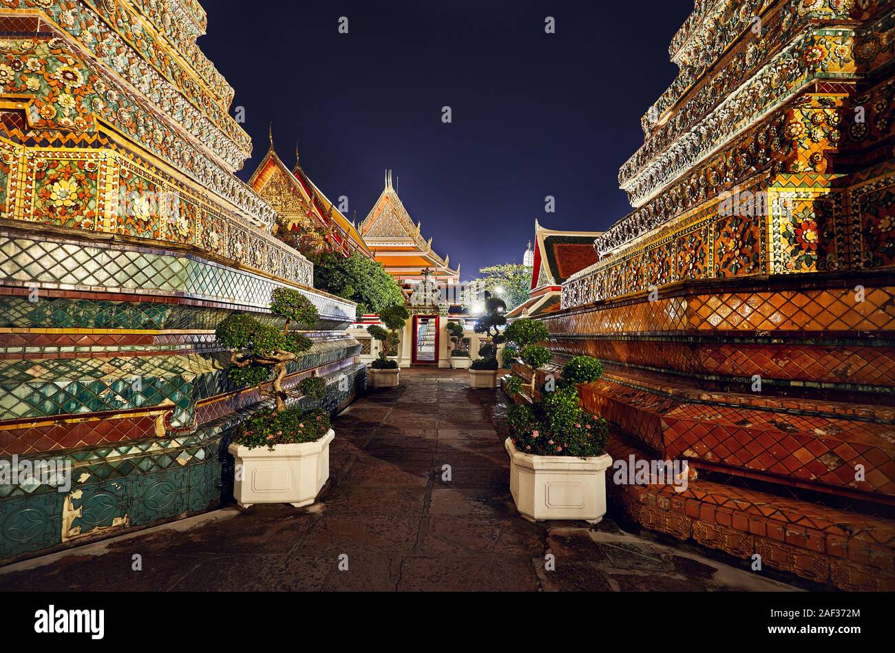 Buddhistischen Tempel Wat Pho mit goldenen Chedi in Bangkok bei Nacht Himmel in Thailand. Wahrzeichen und Sehenswürdigkeiten der Stadt. Stockfoto