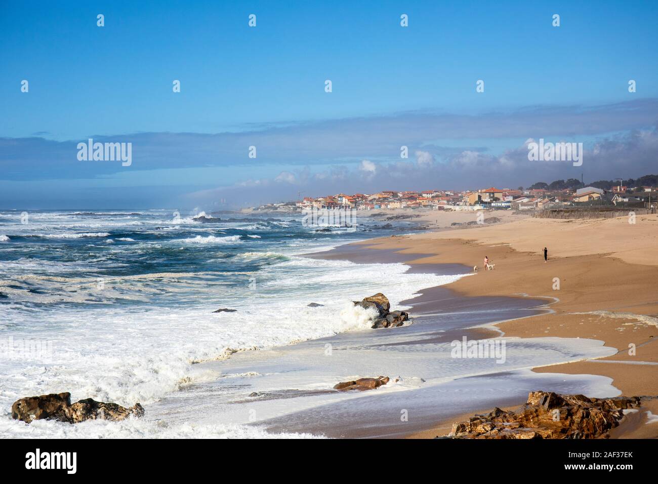 Rauhes Wetter auf Vila Cha, Strand. Stockfoto