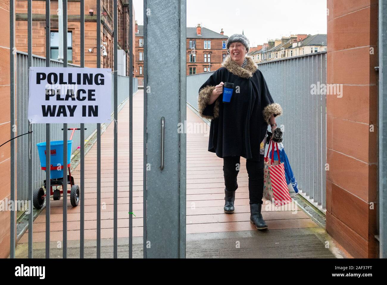 Glasgow, Schottland, Großbritannien - 12 Dezember 2019: britischen Wahlen: der Wähler vor dem Wahllokal am Notre Dame Grundschule im Wahlkreis Glasgow North Stockfoto