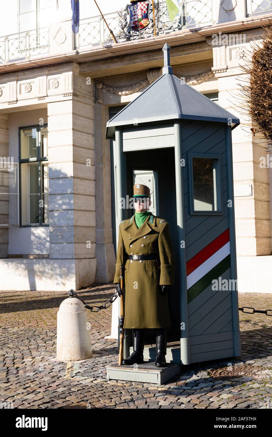 Palace Guard Wache, die Budaer Burg, die Winter in Budapest, Ungarn. Dezember 2019 Stockfoto