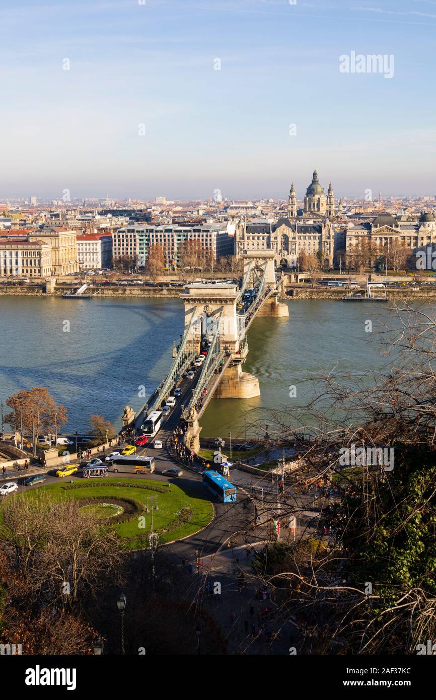 Die Kettenbrücke, Szechenyi Lanchid, über die Donau zum römischen Basilika des Hl. Stephanus, Winter in Budapest, Ungarn. Dezember 2019 Stockfoto