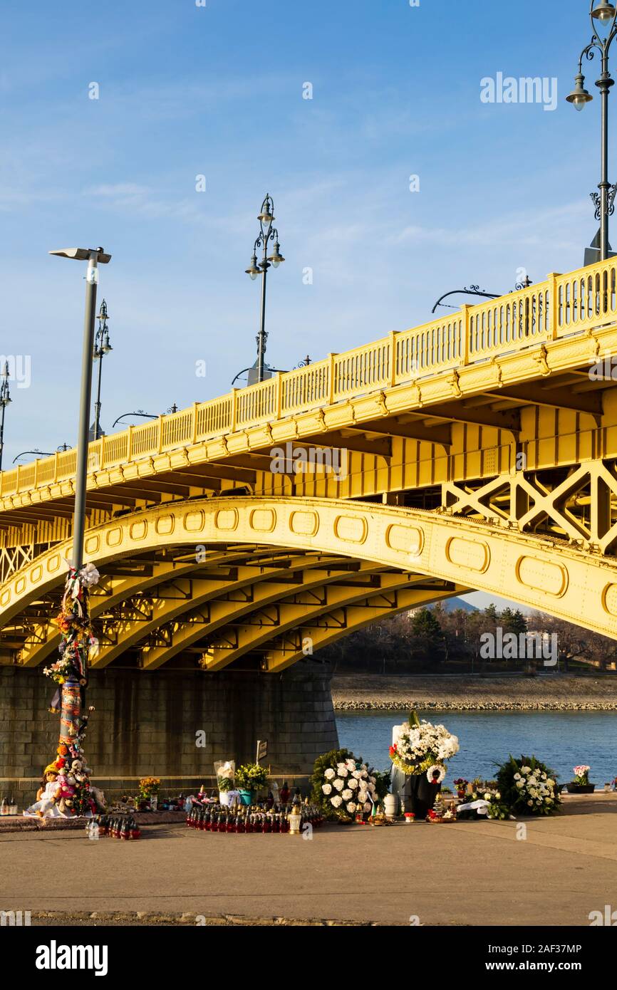 Schrein bis 27 koreanische Touristen, die starb, als ihr Schiff kollidierte und sank unter der Margaret Brücke, Budapest, Ungarn am 29. Mai 2019 Stockfoto