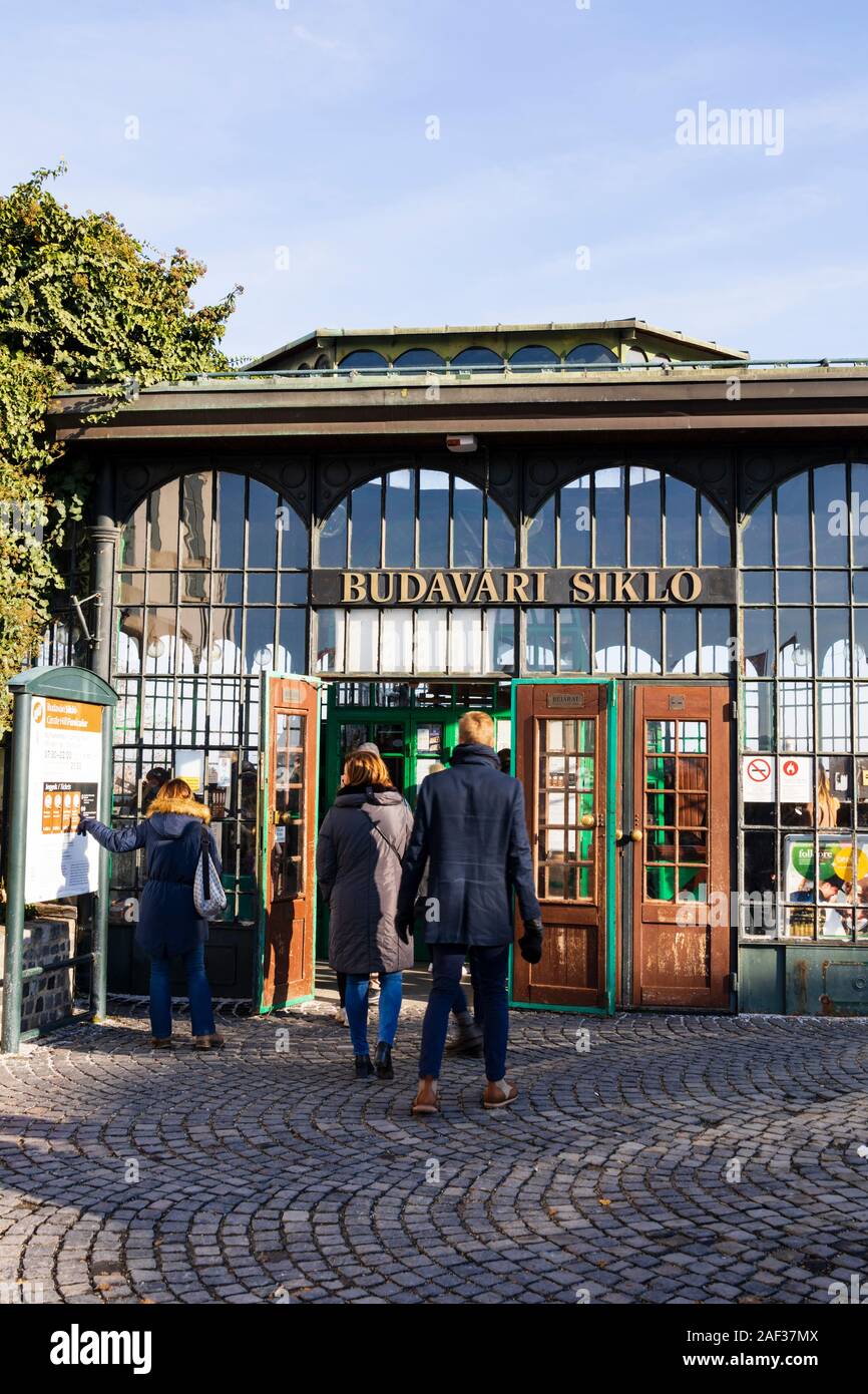 Touristen warten Sie, bis die Oberseite des Budavari Siklo Standseilbahn, die Budaer Burg, die Winter in Budapest, Ungarn. Dezember 2019 Stockfoto