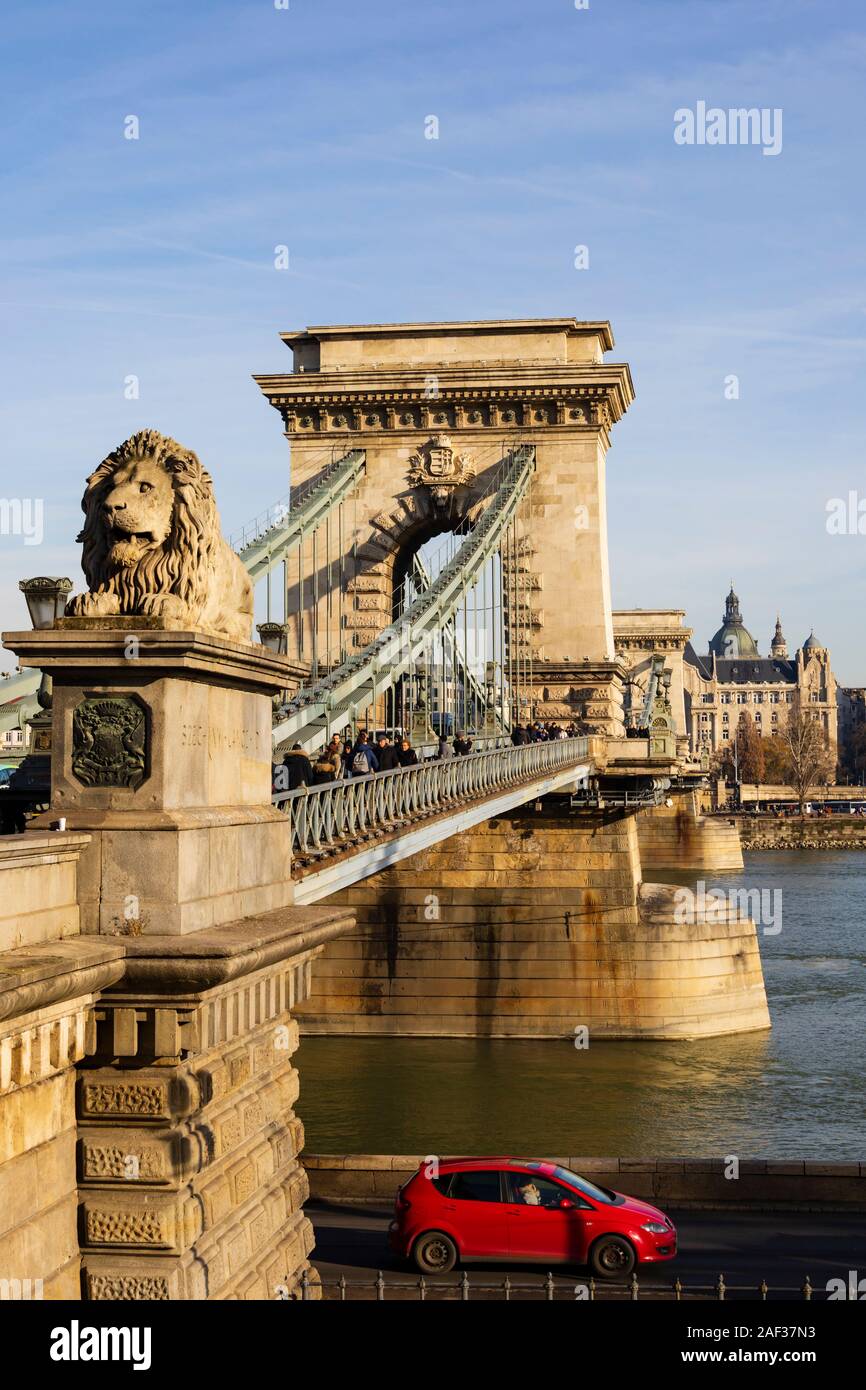 Lion Statue auf der Kettenbrücke, Szechenyi Lanchid hid, Winter in Budapest, Ungarn. Dezember 2019 Stockfoto