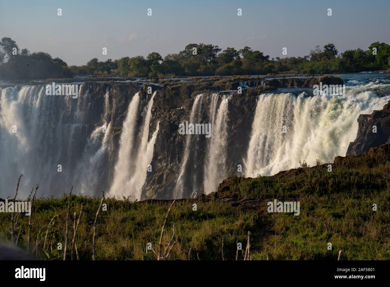 Victoria Falls, von David Livingstone im Jahr 1855 benannt nach Königin Victoria, der Wasserfall ist der Sambesi Fluss gebildet, in einen 100 Meter tiefen Ch Stockfoto