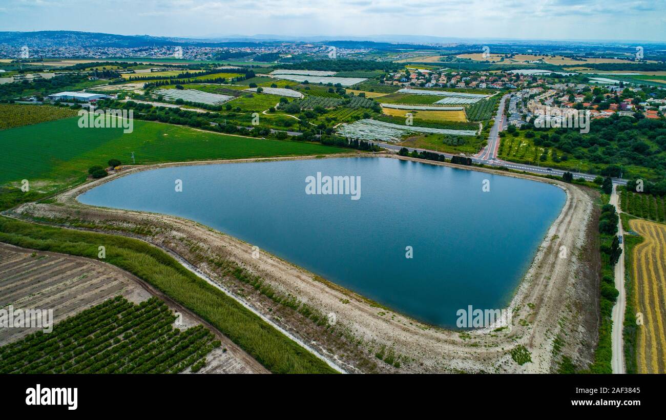 Luftaufnahmen einer Kanalisation Kläranlage. Das aufbereitete Wasser wird dann für die Bewässerung und die landwirtschaftliche Nutzung verwendet. Fotografiert, Israel Stockfoto