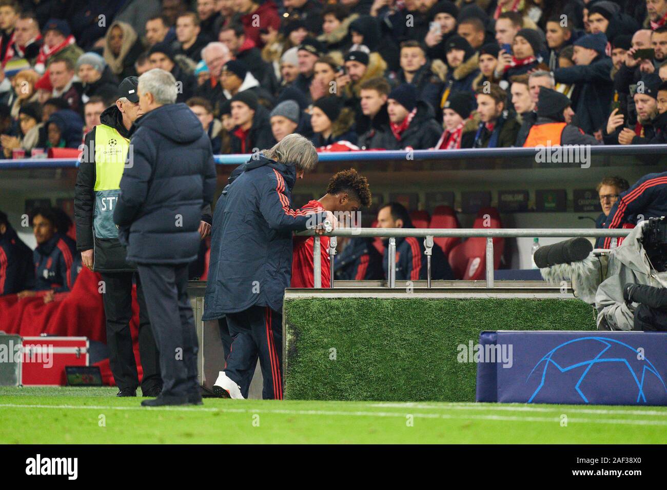 Champions League, Munich-Tottenham, München Dec 11, 2019. Kingsley COMAN, FCB 29 Verletzungen, Dr. Hans-Wilhelm Müller-Wohlfahrt, FCB-team Arzt, FC BAYERN MÜNCHEN - Tottenham Hotspur FC 3-1 UEFA Fußball Champions League, München, Dezember 11, 2019, Saison 2019/2020, Gruppenphase, Gruppe B, FCB, Bayern, München © Peter Schatz/Alamy leben Nachrichten Stockfoto