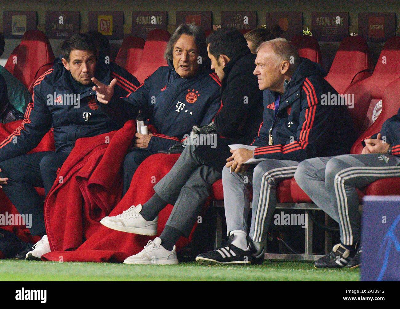 Champions League, Munich-Tottenham, München Dec 11, 2019. Dr. Hans-Wilhelm Müller-Wohlfahrt, Mannschaftsarzt FCB, spricht mit Hasan Salihamidzic (Brazzo), FCB-Sportdirektor, FCB-Co-Trainer Hermann GERLAND, FC BAYERN MÜNCHEN - Tottenham Hotspur FC 3-1 UEFA Fußball Champions League, München, Dezember 11, 2019, Saison 2019/2020, Gruppenphase, Gruppe B, FCB, Bayern, München © Peter Schatz/Alamy leben Nachrichten Stockfoto