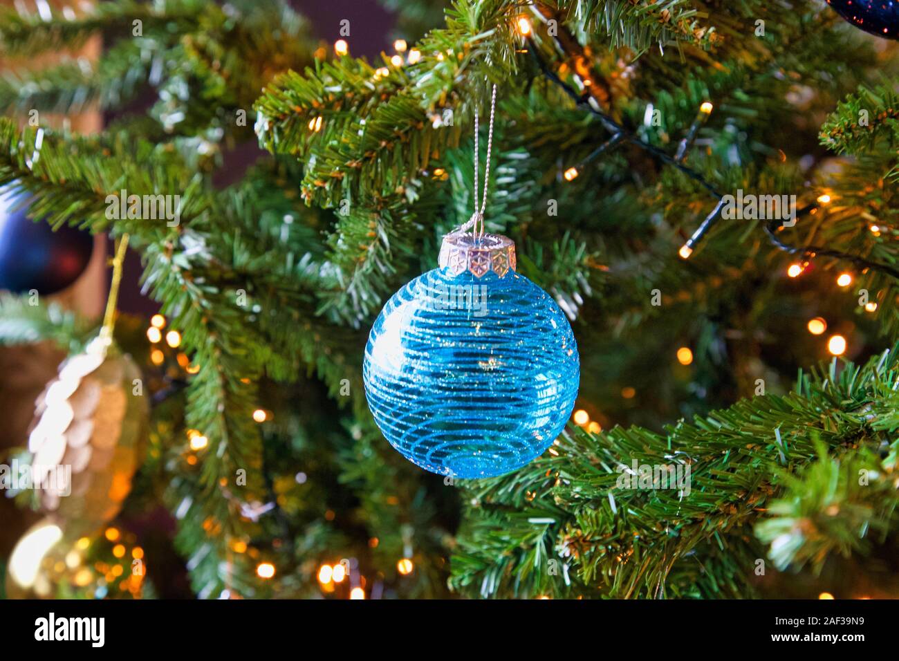 Hellblau Glas Weihnachtskugel Stockfoto