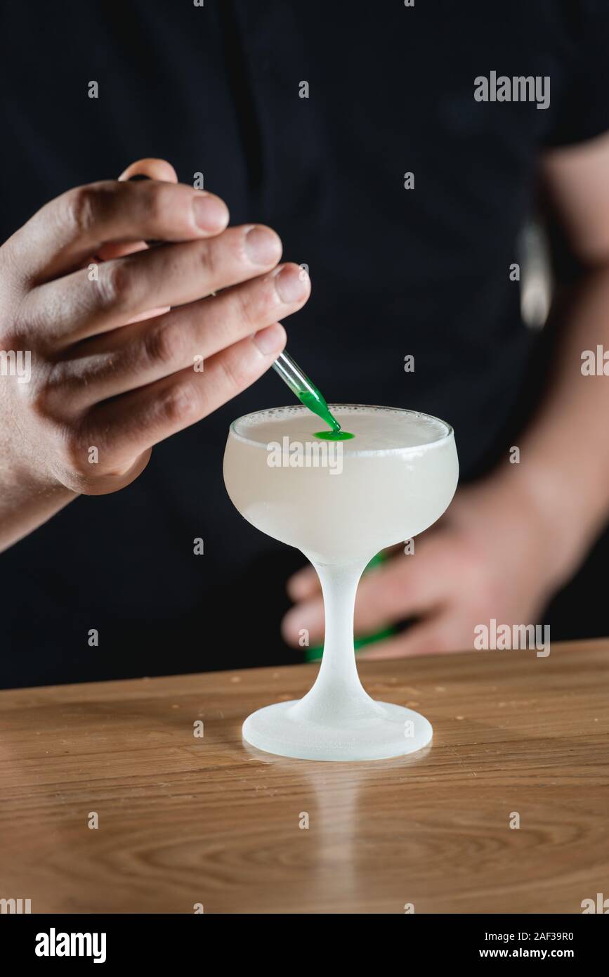 Hausgemachten Pisco Sour Cocktail mit Kalk und Bitter Stockfoto