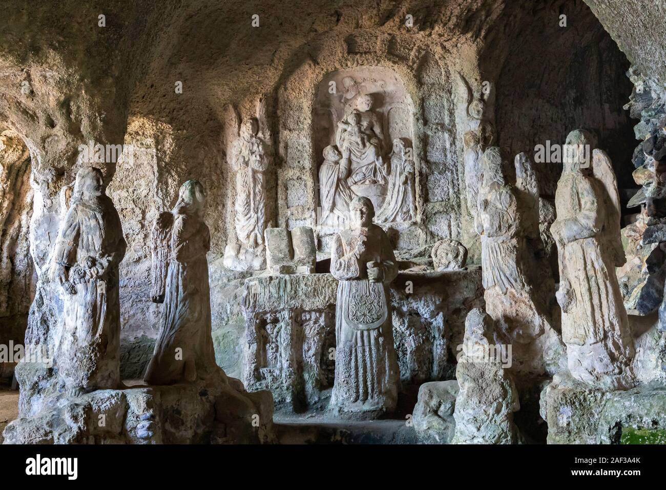 Skulpturen aus Stein in piedigrotta Kirche in pizzo Italien Stockfoto